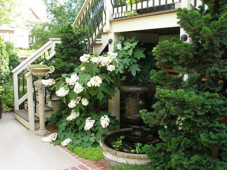 Photo of a Flower Bed - Simply Green Lawn Care Customer Porch - Plant Health Care